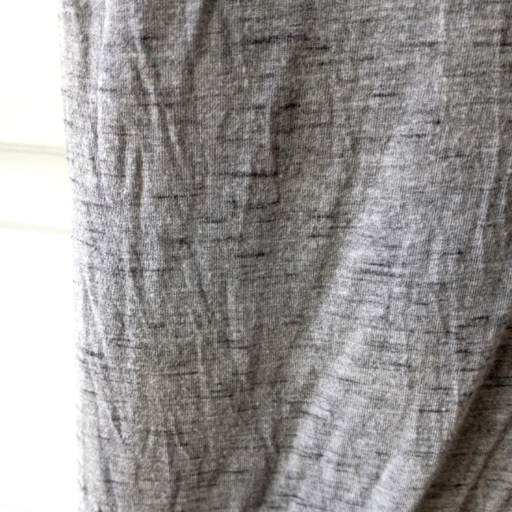 🦋Gray v-neck fitted t-shirt🦋 - Picture 3 of 3